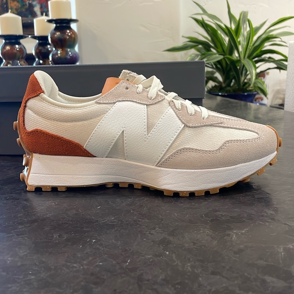 BRAND NEW-Women’s New Balance 327 Sneakers Size 9 White/Brown Rust/Sand